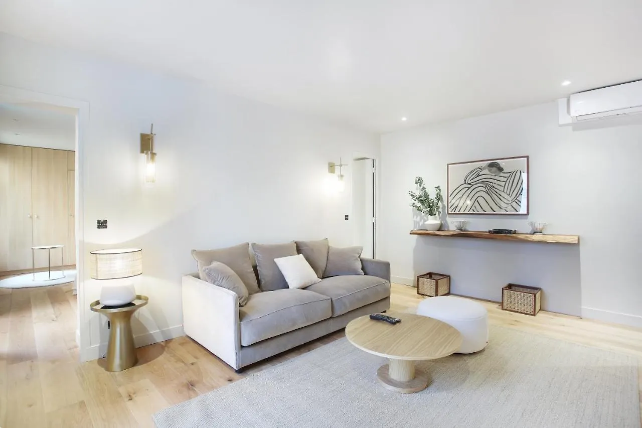 Apartment Residence In The Center Of Paris By Studio Prestige