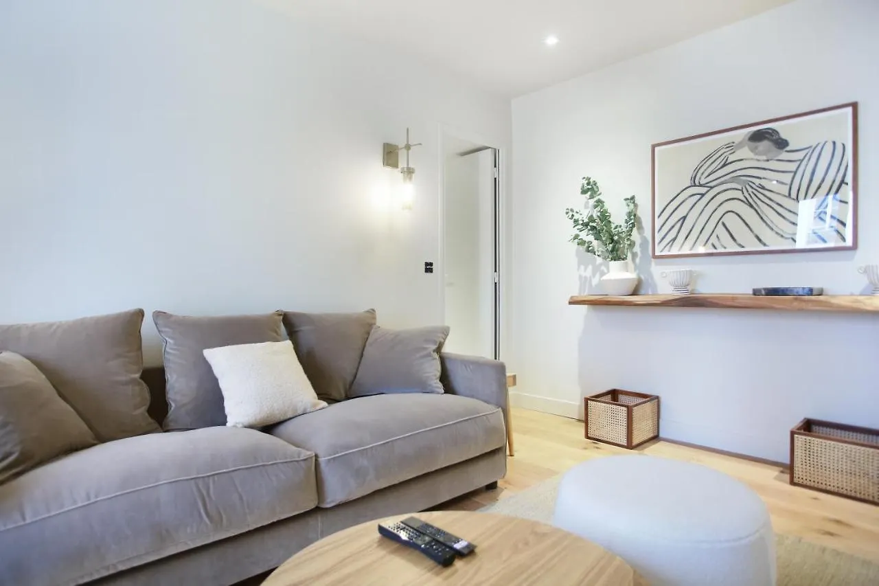 Residence In The Center Of Paris By Studio Prestige Γαλλία
